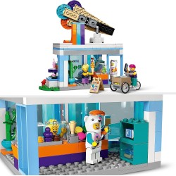 LEGO 60363 City Gelateria, Giochi per Bambini e Bambine dai 6 anni in su con Carretto dei Gelati Giocattolo e 3 Minifigure, Set 