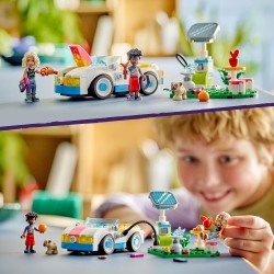 LEGO Friends Auto Elettrica e Caricabatterie, con Macchina Giocattolo, Finta Stazione di Ricarica a Energia Solare e 2 Mini Bamb