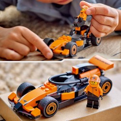 LEGO City 60442 - Pilota e Monoposto McLaren F1 - Modello di Macchina Giocattolo da Formula 1 con Minifigure