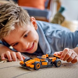 LEGO City 60442 - Pilota e Monoposto McLaren F1 - Modello di Macchina Giocattolo da Formula 1 con Minifigure