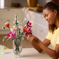 LEGO Botanicals 10342 - Bouquet di Fiori Rosa - Piante Finte Artificiali per Decorazioni Casa con Margherite, Fiordalisi e Sambu