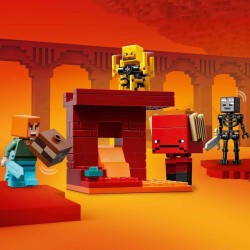 LEGO Minecraft 21266 - Battaglia sul Ponte del Nether, Gioco di Avventura per Bambini e Bambine da 6 Anni, Piccolo Set da Costru